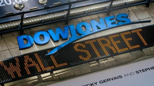 Giá cổ phiếu của Apple tăng mạnh đã giúp đưa chỉ số công nghiệp Dow Jones trên thị trường chứng khoán Phố Wall tăng cao kỷ lục trong ngày 1/8. Nguồn: Internet