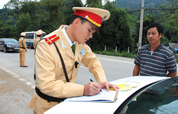 Người điều khiển ô tô được sử dụng bản sao chứng thực Giấy đăng ký phương tiện giao thông, kèm theo bản gốc Giấy biên nhận của tổ chức tín dụng còn hiệu lực. Nguồn: Internet