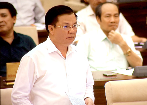 Bộ trưởng Bộ Tài chính Đinh Tiến Dũng trình bày Tờ trình Dự án Luật. Nguồn: VGP 