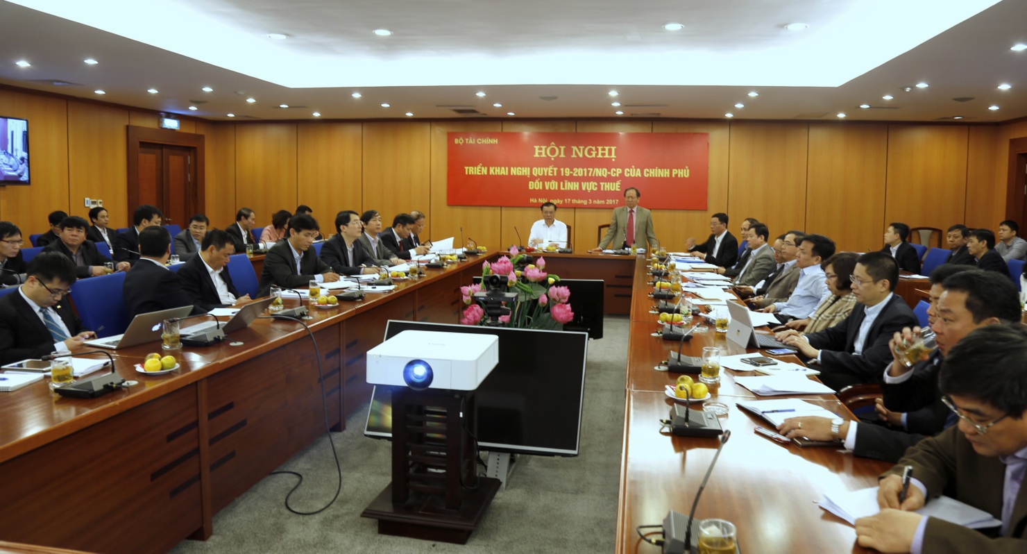 Bộ trưởng Bộ Tài chính Đinh Tiến Dũng và Thứ trưởng Đỗ Hoàng Anh Tuấn chủ trì  Hội nghị triển khai Nghị quyết 19-2017/NQ-CP của Chính phủ đối với lĩnh vực thuế (ngày 17/3/2017).