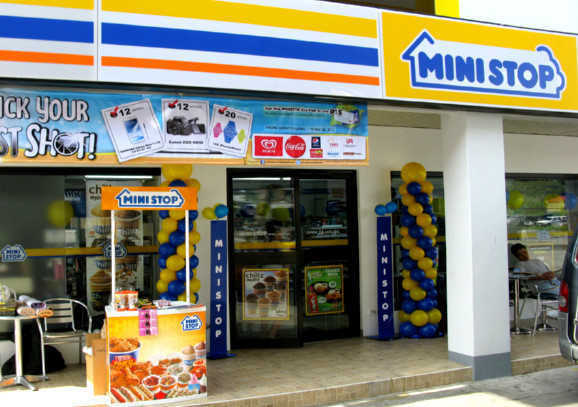 Nhiều thương hiệu ngoại đã góp mặt trong mảng kinh doanh chuỗi cửa hàng tiện ích như B'mart, Ministop, Circle K, Shop & Go và gần đây nhất là 7-Eleven...Nguồn: Internet