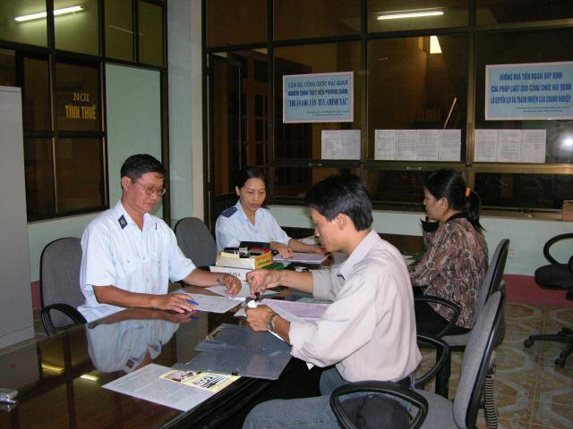 Công chức Hải quan Thanh Hóa tư vấn thủ tục xuất nhập khẩu cho doanh nghiệp. Ảnh: M.Hùng
