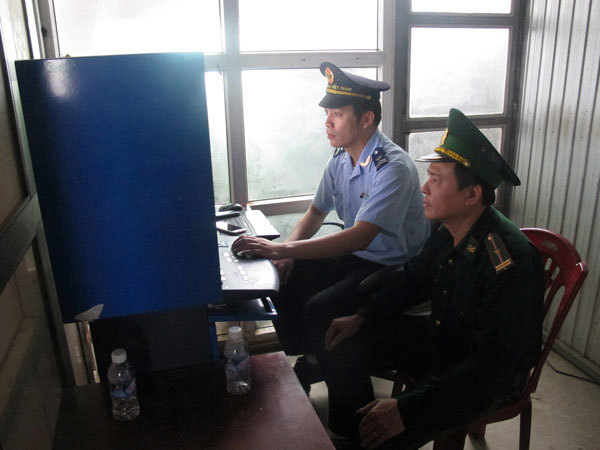 Biên Phòng và Hải quan CK Cầu Treo phối hợp kiểm tra qua máy soi. Nguồn: