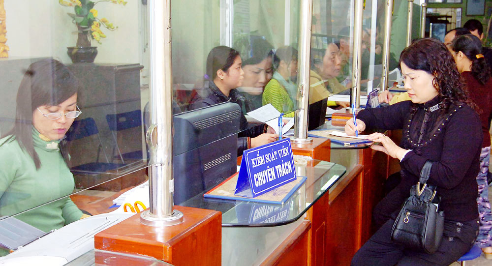 Người dân làm thủ tục vay vốn tại Quỹ tín dụng Nhân dân phường Quang Trung, quận Hà Đông, TP. Hà Nội. Ảnh: Hải Linh