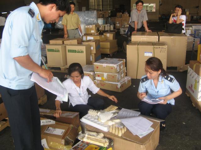 Công chức Hải quan sân bay Tân Sơn Nhất kiểm tra hàng NK. Ảnh: Thu Hòa