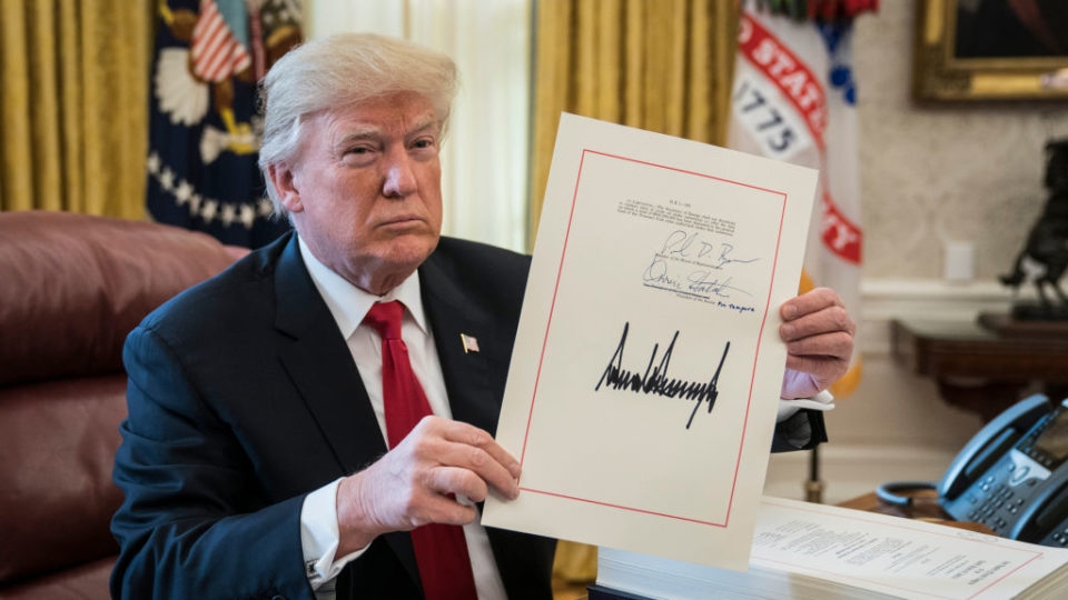 Tổng thống Mỹ Donald Trump ký sắc lệnh cắt giảm thuế. IMF cảnh báo cảnh báo rằng sau năm 2022 kế hoạch cắt giảm thuế sẽ kéo tăng trưởng kinh tế Mỹ chậm lại trong vài năm.(Nguồn: Getty Images)