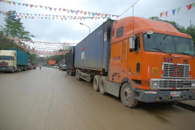 Xe hàng chờ làm thủ tục thông quan tại Chi cục Hải quan Hữu Nghị (Lạng Sơn). Ảnh: M.Hùng