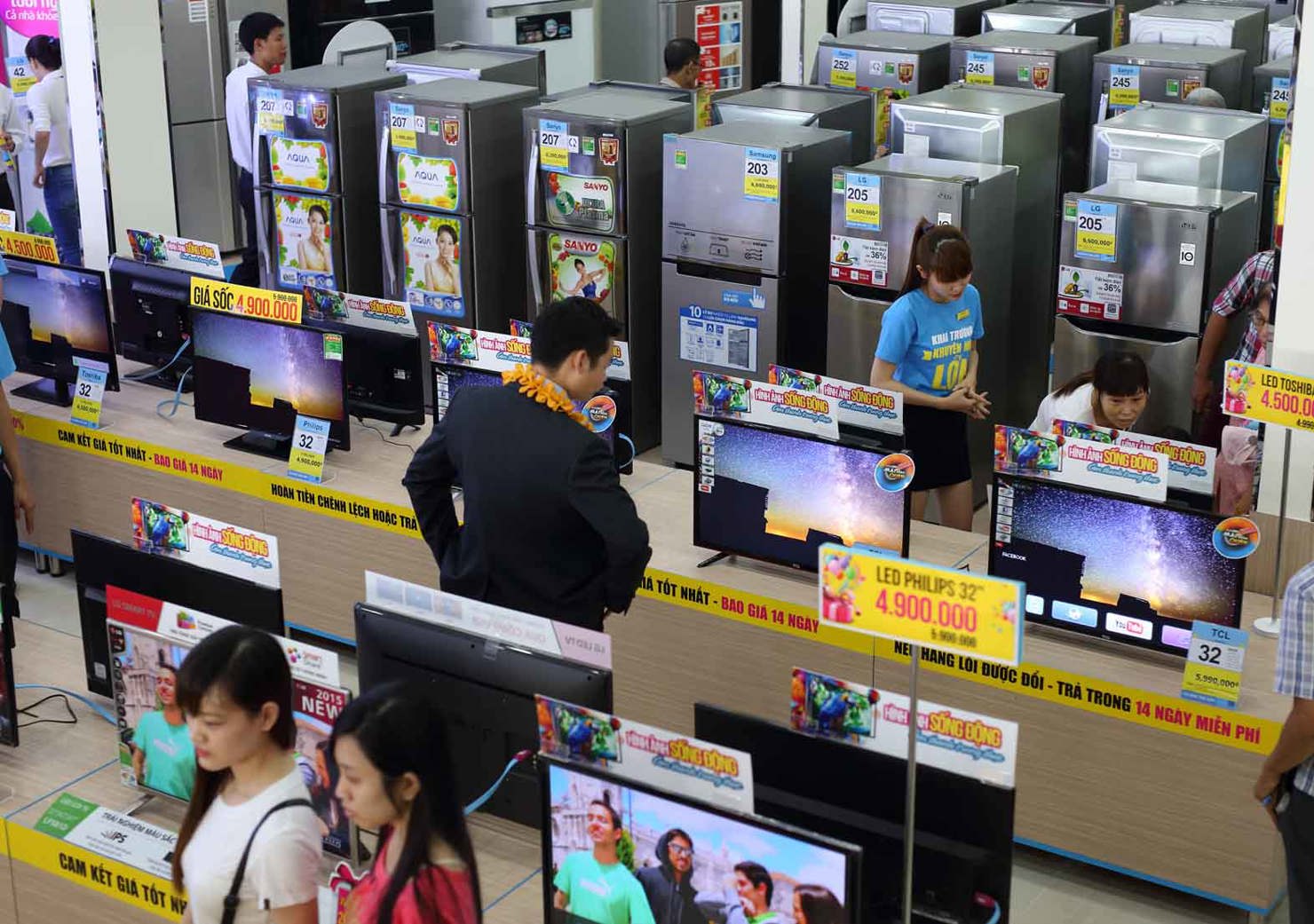 Các cửa hàng, siêu thị bán lẻ hàng tiêu dùng, điện máy đang gia sức tung chiêu giảm giá, khuyến mãi. Nguồn: Internet