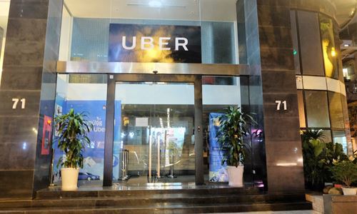 Từ ngày 8/4, Uber sẽ chuyển sang Grab, riêng Uber Eats (dịch vụ giao nhận thức ăn) sẽ tiếp tục hoạt động đến cuối tháng 5/2018, sau đó các đối tác giao nhận và nhà hàng của Uber sẽ chuyển qua nền tảng GrabFood.