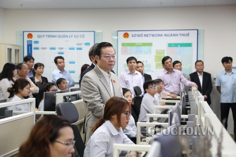 Phó Chủ tịch Quốc hội Phùng Quốc Hiển thăm Trung tâm Giám sát hệ thống công nghệ thông tin của Tổng cục Thuế. Nguồn: quochoi.vn