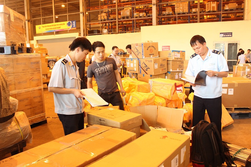 Công chức Hải quan sân bay Nội Bài kiểm tra hàng hoá NK. Ảnh: M.Hùng