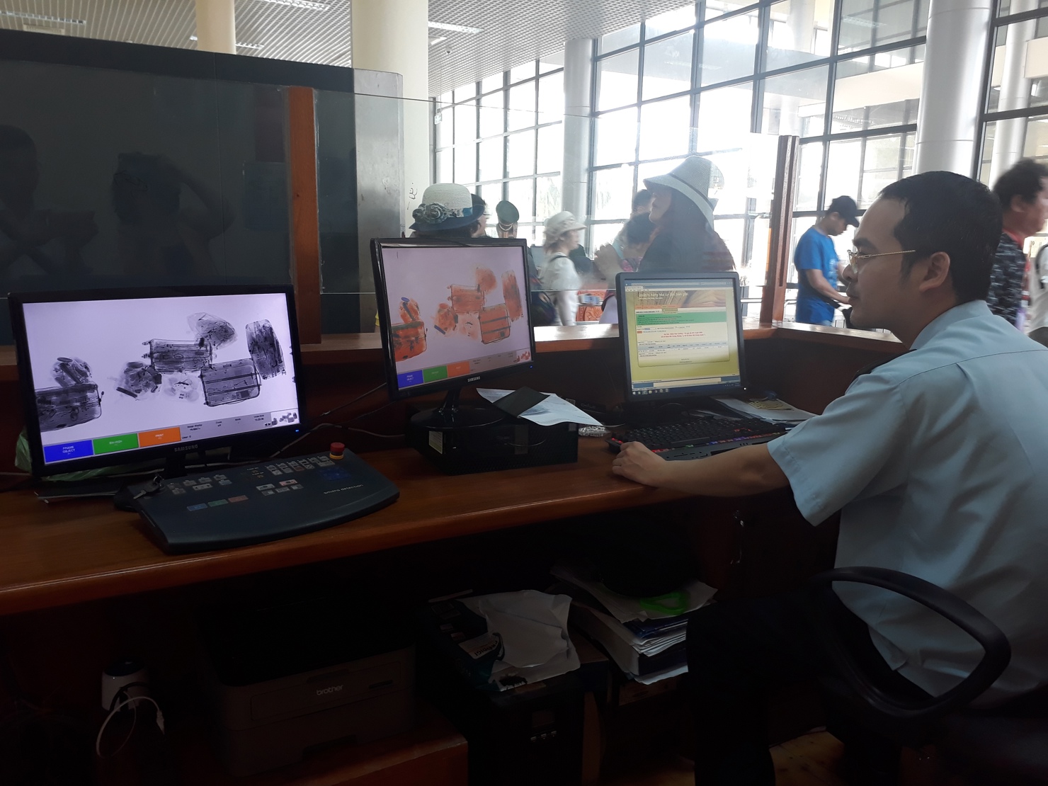 Soi chiếu hành lý của khách nhập cảnh tại cửa khẩu Móng Cái. Ảnh: M.Hùng