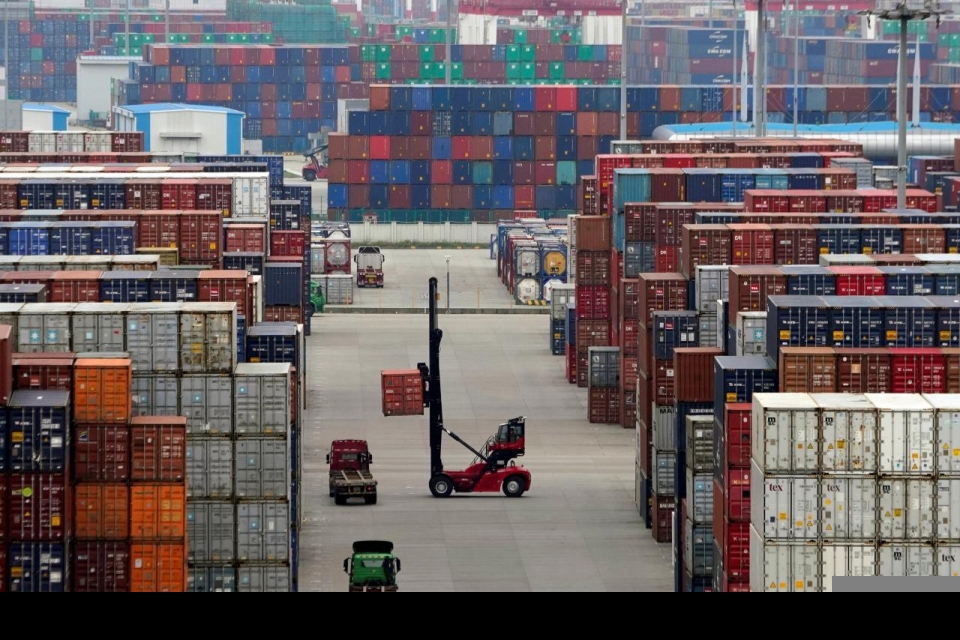 Ngày 22/5, Bộ Tài chính Trung Quốc thông báo nước này sẽ cắt giảm thuế nhập khẩu xe hơi và linh kiện ô tô kể từ ngày 1/7 tới, nhằm mở cửa thị trường và thúc đẩy tăng trưởng trong ngành sản xuất ô tô của nước này. Nguồn: Reuters