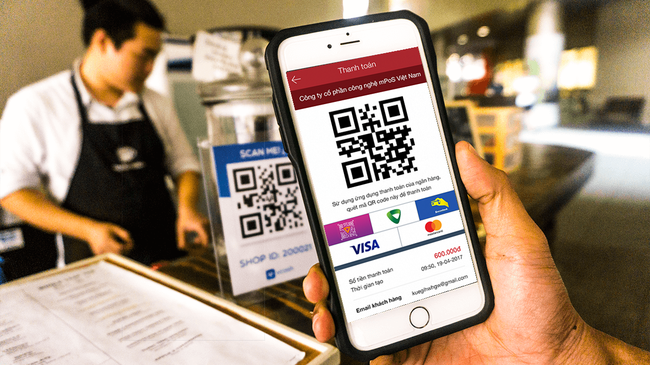 Thanh toán qua QR Code, khách hàng mua sản phẩm không phải chi trả bằng tiền mặt, cũng như quẹt thẻ như trước đây. Nguồn: Internet