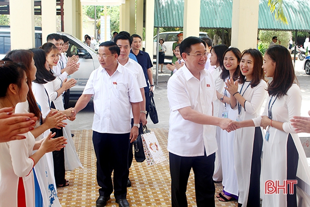 Phó Thủ tướng Chính phủ Vương Đình Huệ và đại biểu ĐBQH, HĐND tỉnh nói chuyện với sinh viên Đại học Hà Tĩnh. Nguồn: baohatinh.vn