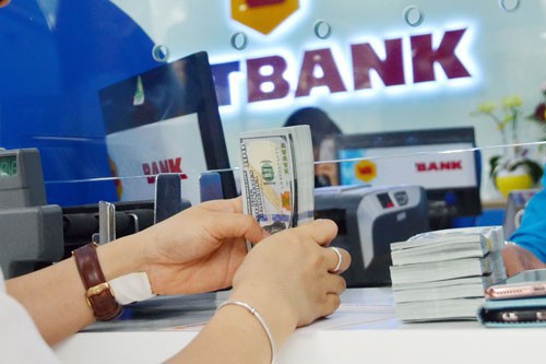 Các chuyên gia kinh tế cho rằng Việt Nam có đủ sức can thiệp để bình ổn tỉ giá. Nguồn: Tấn Thạnh/nld.vn