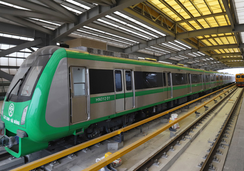 Dự án đường sắt trên cao Cát Linh - Hà Đông trong giai đoạn chạy thử nghiệm trước khi vận hành chính thức cuối năm 2018, sau 10 năm thi công và 4 lần lỗi hẹn. Ảnh: Ngọc Thành/vnexpress.net