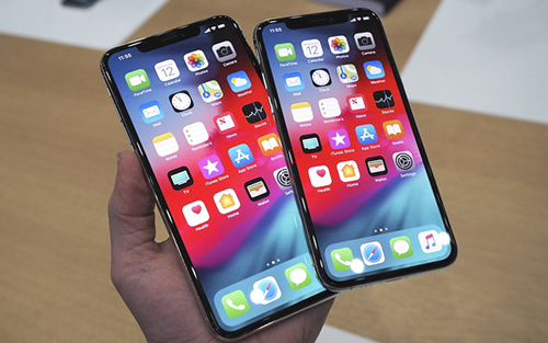 iPhone Xs (bên phải) không hấp dẫn người dùng bằng iPhone Xs Max (bên trái). Nguồn: Internet