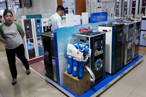 Máy lọc nước được bày bán tại một trung tâm thương mại. Nguồn: nld.com.vn