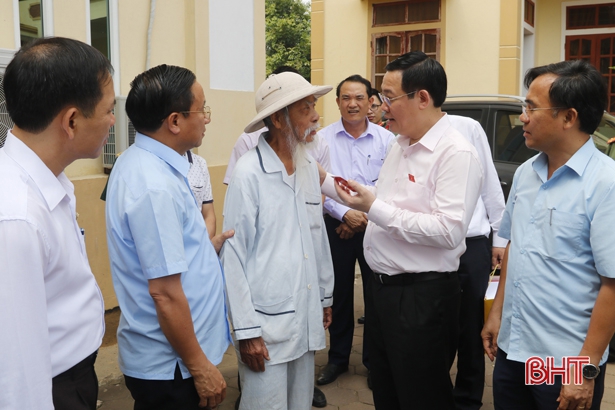 Phó Thủ tướng Chính phủ Vương Đình Huệ trò chuyện với cử tri huyện Kỳ Anh. Nguồn: Báo Hà Tĩnh