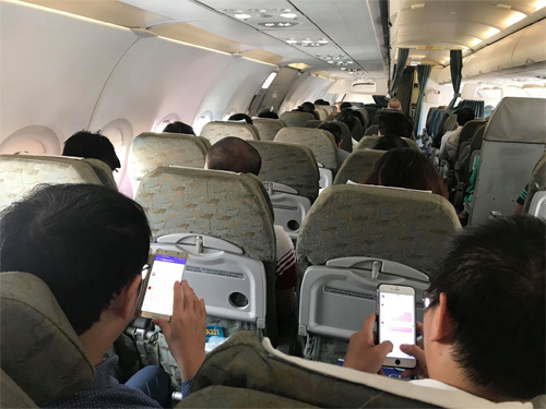 Cấm sử dụng điện thoại, thiết bị thu phát sóng trong quá trình cất, hạ cánh là quy định từ lâu của nhiều hãng hàng không. Nguồn: Internet