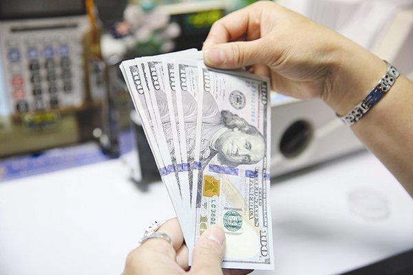 USD là đồng tiền chiếm tỷ trọng áp đảo trong rổ tiền tệ, đồng thời cũng là đồng tiền dự trữ ngoại hối chủ yếu của Việt Nam. Nguồn: thesaigontimes.vn