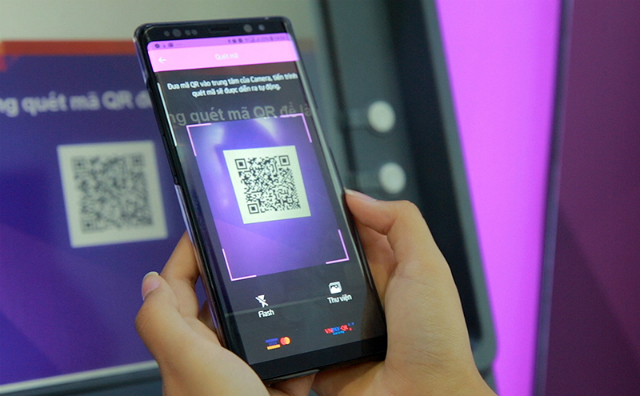 Để rút tiền bằng QR Code trên máy ATM, LiveBank, khách hàng chỉ cần nhúng tài khoản thẻ vào ứng dụng QuickPay.