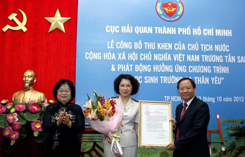 Đại diện lãnh đạo Đảng và Nhà nước trao tặng thư khen 
của Chủ tịch nước cho Cục Hải quan TP. Hồ Chí Minh