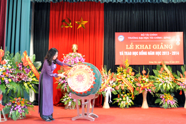 Thứ trưởng Nguyễn Thị Minh đánh trống khai trường. Nguồn: mof.gov.vn 