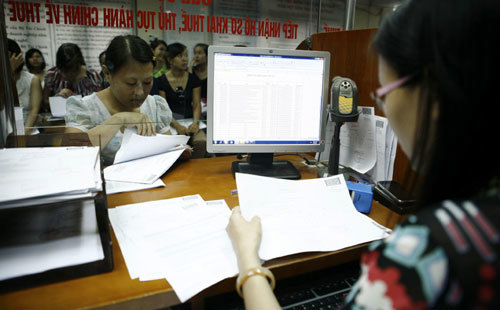 Làm thủ tục thuế tại Chi cục Thuế Hai Bà Trưng. Nguồn: ktdt.vn