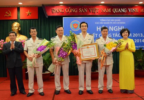 Đại diện lãnh đạo TP. Hồ Chí Minh, Tổng cục Hải quan trao Bằng khen cho Chi cục Hải quan Tân Sơn Nhất. Nguồn: thoibaotaichinhvietnam.vn