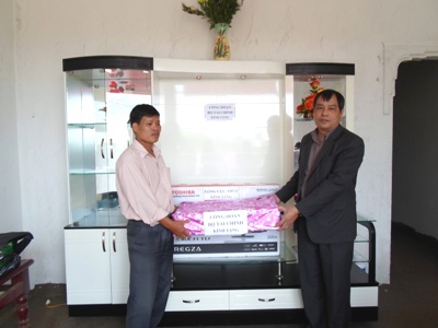 Công đoàn Bộ Tài chính bàn giao nhà tình nghĩa cho anh Đỗ Thanh Hải – Cán bộ Chi cục Thuế huyện Bảo Lâm, tỉnh Lâm Đồng. Nguồn: mof.gov.vn