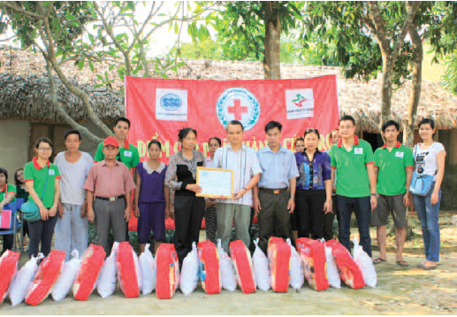 Cán bộ, đảng viên Uỷ ban Chứng khoán Nhà nước đi thăm hỏi, tặng quà cho đồng bào vùng bị lũ lụt,
thiên tai. Nguồn: internet