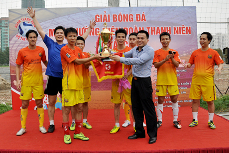 Bí thư Đoàn Thanh niên Bộ Nguyễn Văn Cơ trao chức Vô địch cho đội Liên quân 2. Nguồn: mof.gov.vn 
