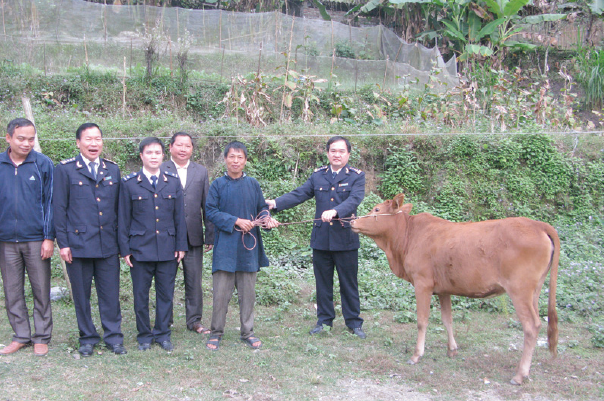 Đ/c Hoàng Thế Duyên, Bí thư Đảng uỷ, Cục trưởng Cục Hải quan Hà Giang trao bò cho hộ
nghèo Xín Mần