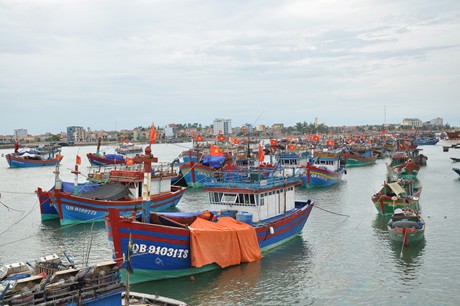 Đội tàu đánh bắt xa bờ của ngư dân Quảng Bình neo đậu tại cửa biển Nhật Lệ. Nguồn: chinhphu.vn
