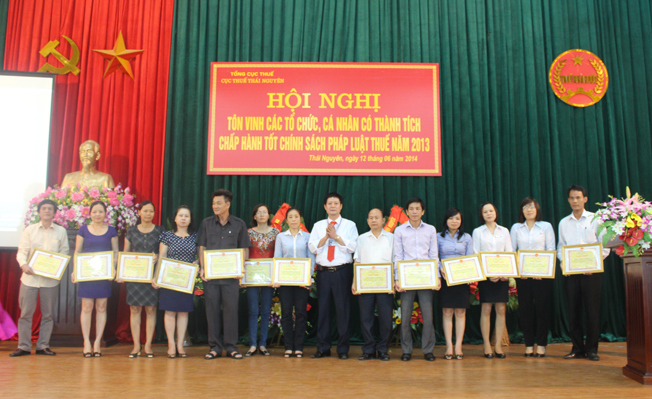 Tại hội nghị Tuyên dương các tổ chức, cá nhân SXKD giỏi và thực hiện tốt nghĩa vụ thuế năm 2013 do Cục Thuế Thái Nguyên tổ chức ngày 12/6, đã có tổng số 138 DN, doanh nhân được tôn vinh. Nguồn: tapchithue.com.vn