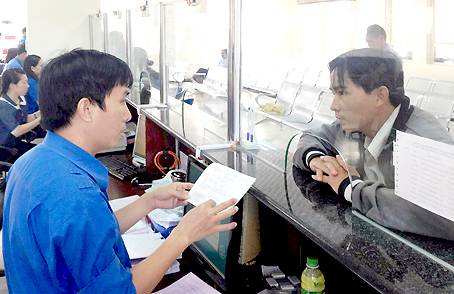 Người lao động làm thủ tục hưởng chế độ tại BHXH Đồng Nai. Nguồn: internet