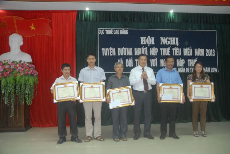 Thừa ủy quyền của Bộ trưởng Bộ Tài Chính, Cục trưởng Cục thuế La Minh Báo trao Bằng khen của Bộ Tài chính cho các doanh nghiệp thực hiện tốt nghĩa vụ nộp thuế. Nguồn: caobang.gov.vn