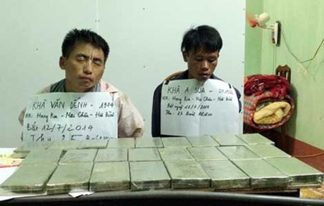 Khà Văn Dếnh và Khà A Súa và tang vật là 25 bánh heroin. Nguồn: chinhphu.vn