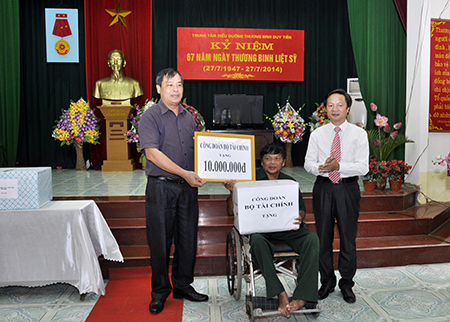 Công đoàn Bộ Tài chính đến thăm Trung tâm Điều dưỡng thương binh Duy Tiên. Nguồn: mof.gov.vn