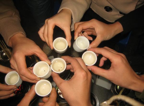 Kiểm soát rượu lậu và rượu tự nấu là giải pháp cần được tính đến bên cạnh việc tăng thuế TTĐB để hạn chế sử dụng rượu. Nguồn: internet