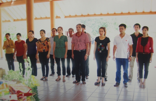 Đoàn công tác Cục Thuế dâng hương tri ân các anh hùng liệt sỹ tại Nghĩa trang Trường Sơn. Nguồn: sonla.gdt.gov.vn