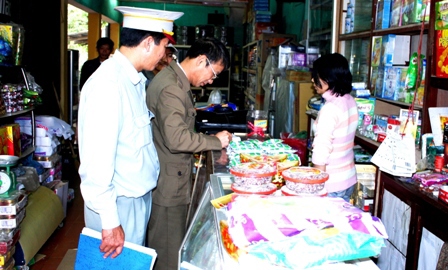 Cán bộ công chức Thuế Phú Thọ kiểm tra chấp hành chính sách pháp luật thuế tại hộ kinh doanh. Nguồn: internet