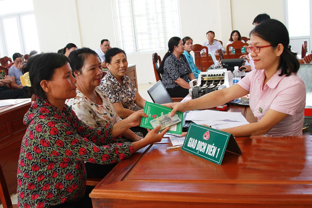Khách hàng vay vốn tại Ngân hàng Chính sách xã hội