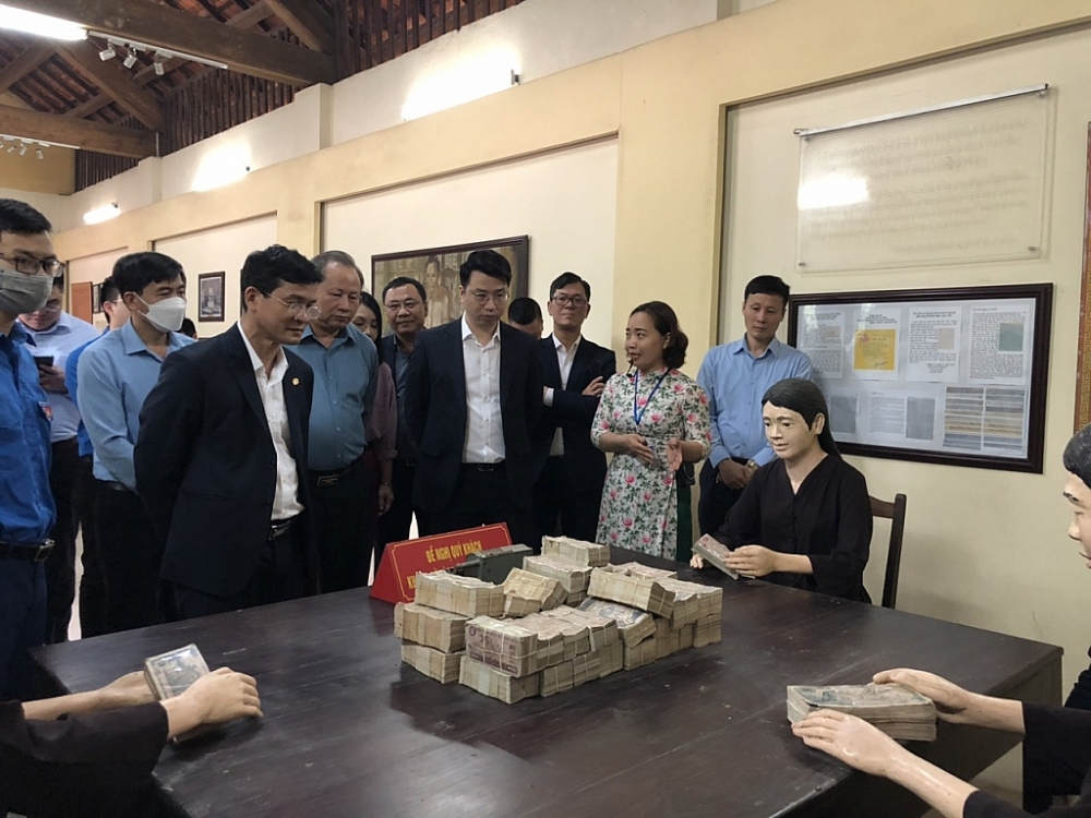 Đoàn cán bộ, công chức KBNN thăm quan máy in tiền đầu tiên của nước Việt Nam Dân chủ Cộng hòa
