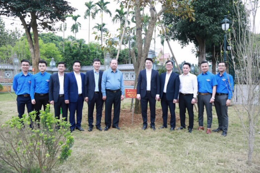 Cán bộ, công chức KBNN đã thực hiện trồng cây lưu niệm tại khuôn viên khu tưởng niệm