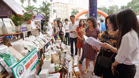 Gian trưng bày sản phẩm của 1 đơn vị được hỗ trợ nâng cao năng suất và chất lượng tại Ngày hội khởi nghiệp (Đắk Lắk - 2019)