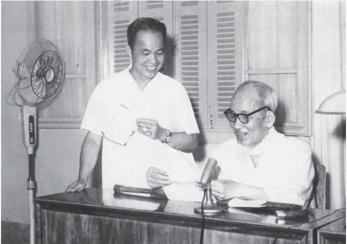 Bộ trưởng Bộ Tài chính Hoàng Anh báo cáo với Bác Hồ về công tác tài chính (năm 1964)
