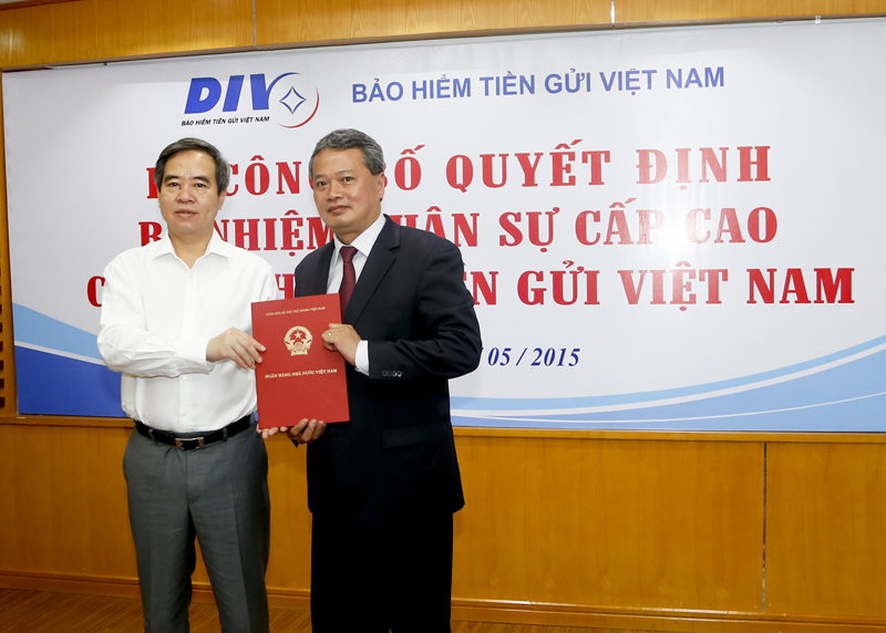 Thống đốc Ngân hàng Nhà nước Nguyễn Văn Bình thừa lệnh Thủ tướng Chính phủ trao quyết định bổ nhiệm ông Nguyễn Quang Huy - Tân Chủ tịch HĐQT Bảo hiểm Tiền gửi Việt Nam